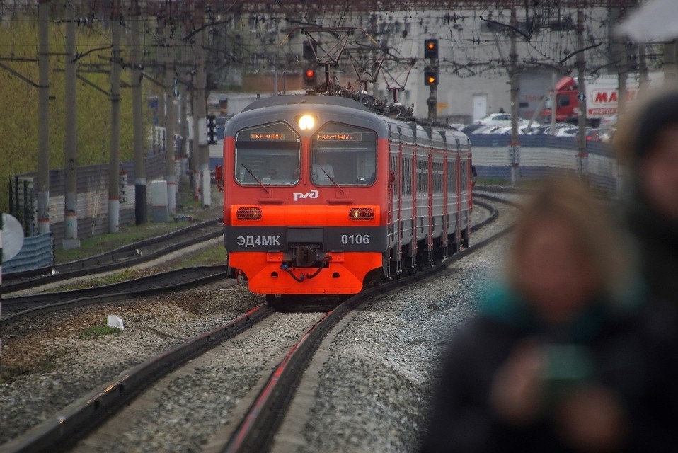 Изменения в расписании пригородных поездов можно узнать по бесплатному номеру 8-800-775-00-00.