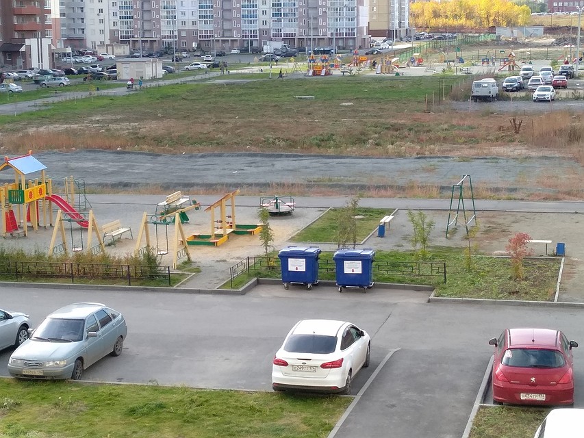 Новые баки появились, в том числе, во дворах микрорайона "Академ Риверсайд". Фото: Динис Гатауллин.