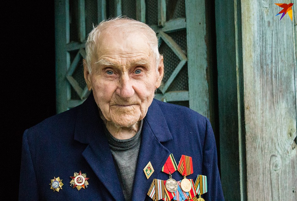 98-летний Александр Михлюк помнит, как жили при Польше, немецкой оккупации и советской власти.