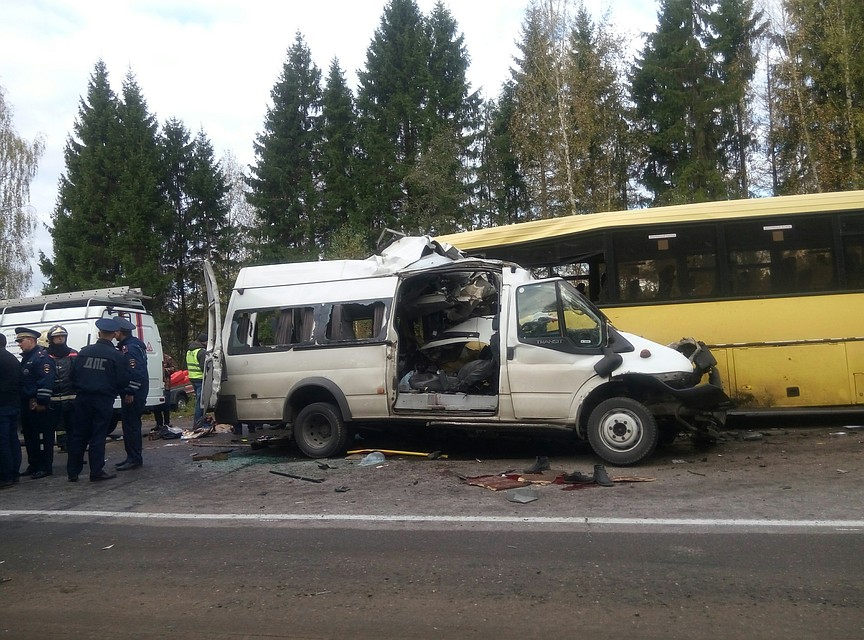 На трассе под Тверью лоб в лоб столкнулись два автобуса