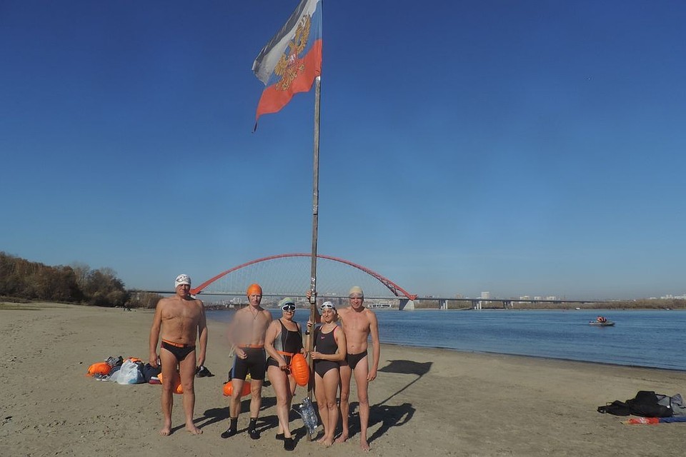 Сегодня 10 моржей переплыли Обь в честь дня рождения Владимира Путина. Фото и видео: Любовь Зозуленко.