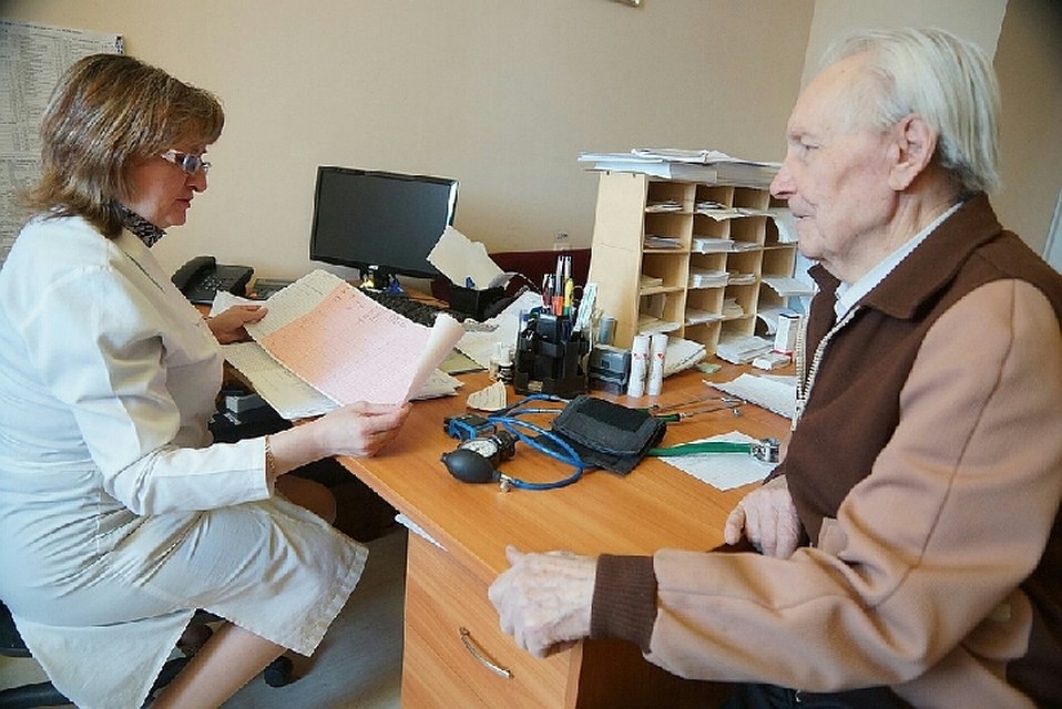 Каких специалистов проходить, можно узнать в поликлинике или в страховой компании