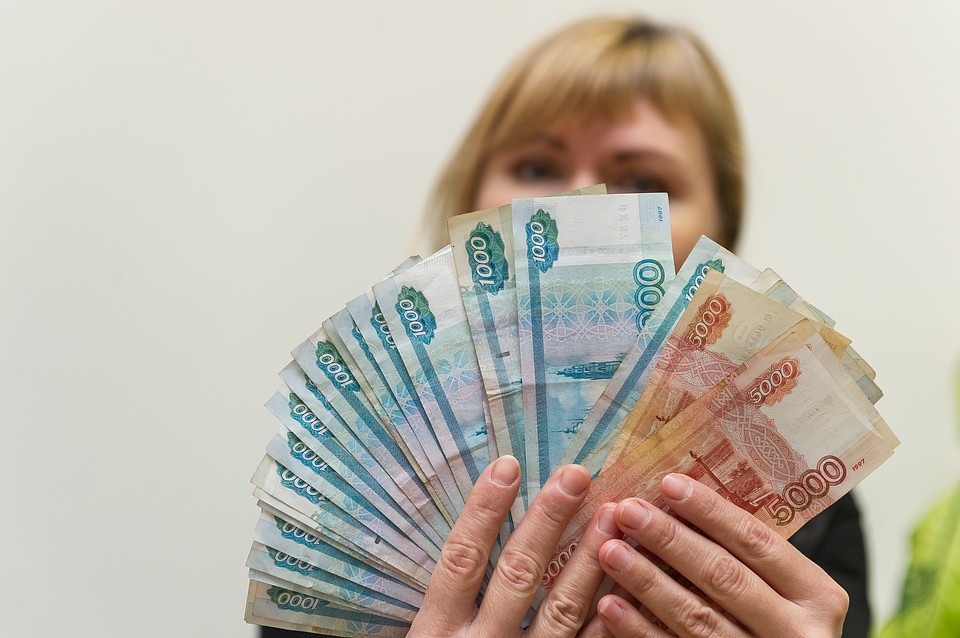 Среднестатистический житель Северной столицы получает на руки после уплаты всех налогов чуть больше 51 тысячи рублей.