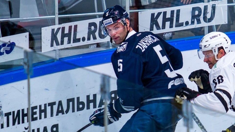 Фото: https://news.sportbox.ru/Vidy_sporta/Hokkej/KHL/spbnews_NI905604_Stepan_Zaharchuk_Khochu_prijehat_v_bolnicu_i_izvinitsa_pered_Penkovskim