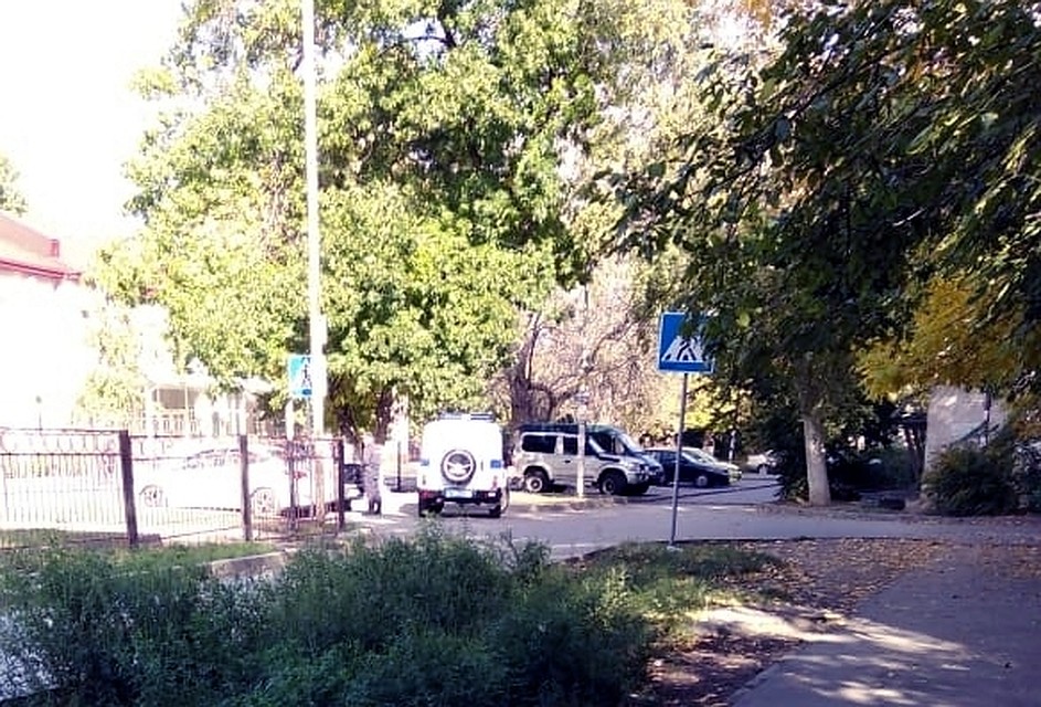 В Ростове-на-Дону мужчина на тонированной иномарке пытался подманить школьника пачкой купюр.