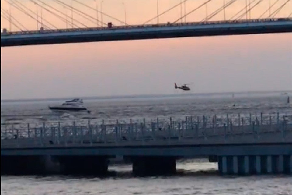 В Петербурге 10 августа вертолет пролетел под опорой моста ЗСД. Фото: Скриншот видео, предоставленного Анастасией Заркуа.