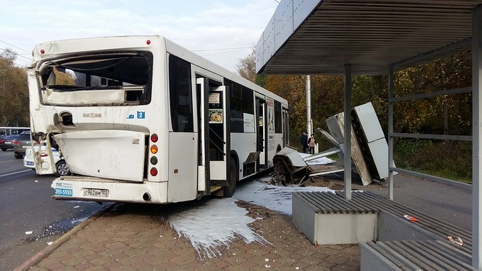 После аварии автобус врезался в остановку
