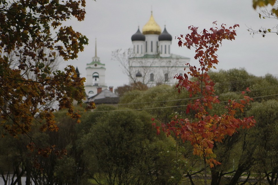Прогуливаясь внутри старинной крепости в Пскове можно пользоваться современными технологиями.