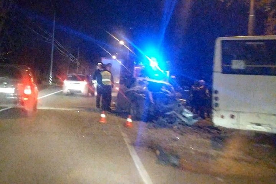 Чтобы не начался пожар, спасатели отсоединили клеммы аккумуляторов у автобуса и легковушки.