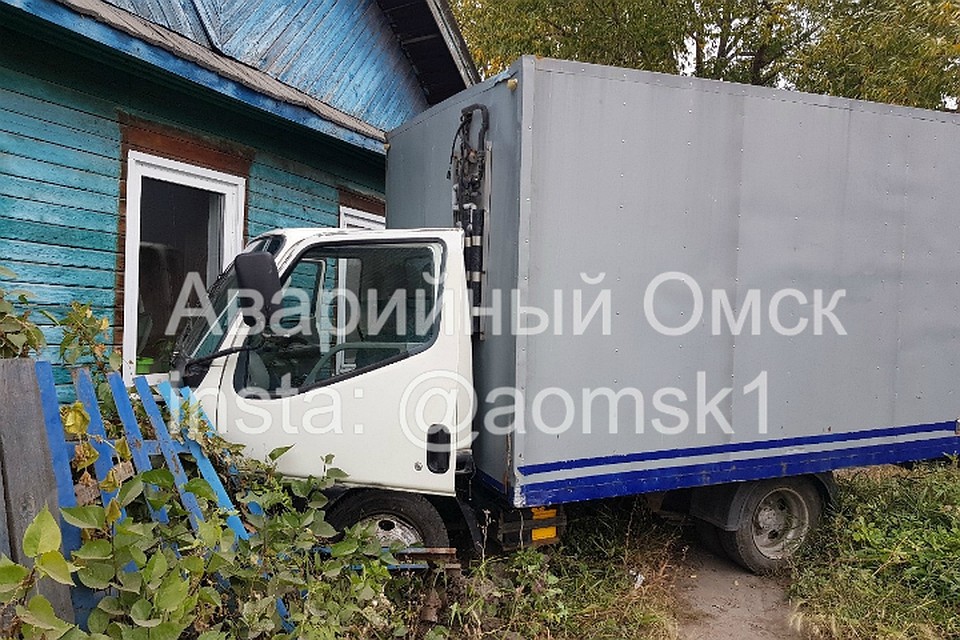 Водитель на грузовике въехал в частный дом