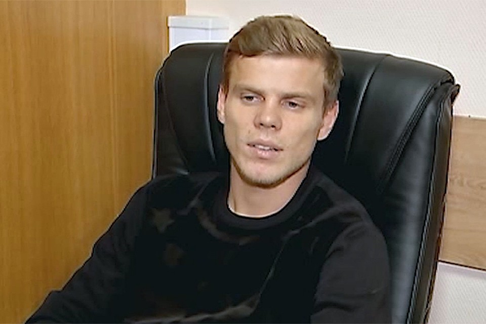 Кокорин от видеокамеры не прячется. Глаз не отводит. Выглядит спокойным