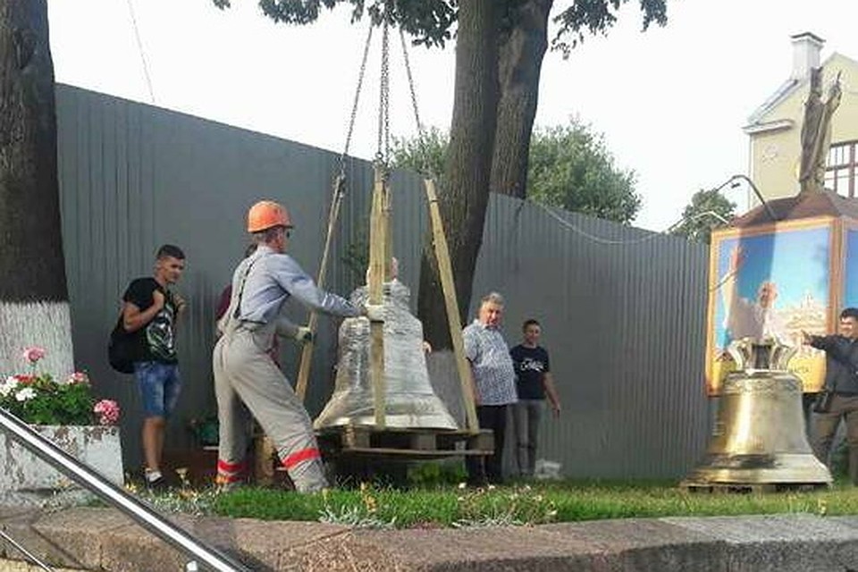 На башню Красного костела подняли колокола. Фото со страницы Владислава Завальнюка