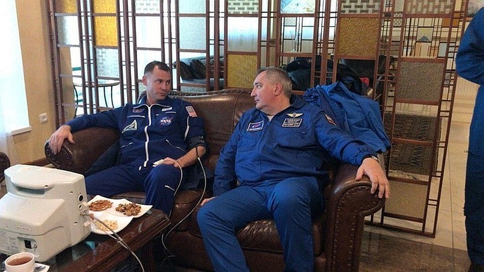 Астронавт Ник Хейг и директор "Роскосмоса" Дмитрий Рогозин. Фото: Twitter