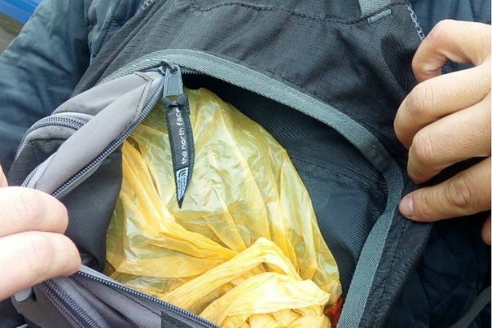 В Омске задержали велосипедиста с полным рюкзаком конопли