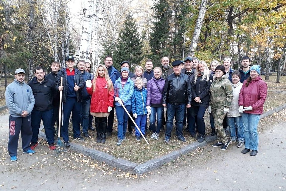 Мэр Новосибирска наводит порядок вместе с горожанами. Фото: https://vk.com/a_lokot.