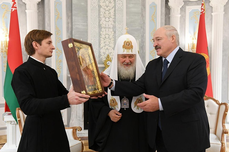 Патриарх Кирилл преподнес Александру Лукашенко икону. Фото: БелТА.