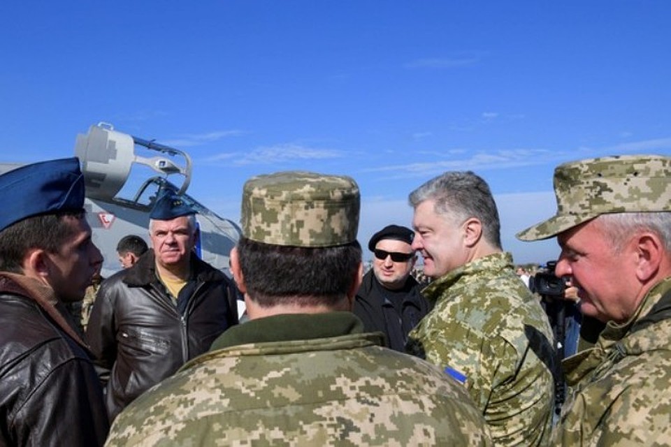 Президент Украины Петр Порошенко общается с иностранными военнослужащими во время учений «Чистое небо — 2018»