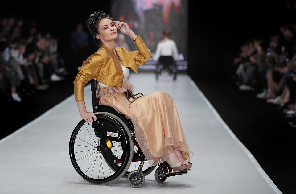 Одежду из коллекции I-INCLUSIVE by Ksenia Bezuglova специально шили для людей с ограниченными возможностями Фото: EPA\TASS