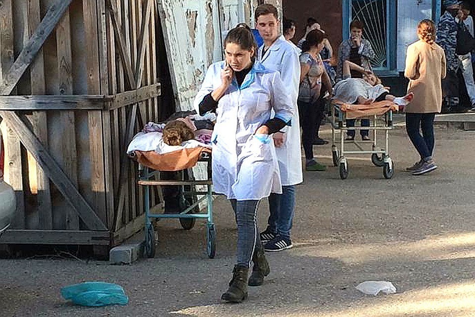 Студенты снимали на мобильные телефоны события в колледже в Керчи. Фото предоставлено очевидцем событий