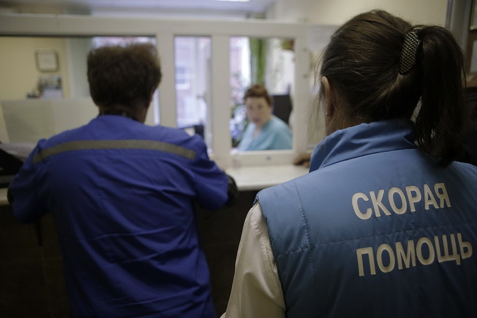 Врачи скорой увезли пострадавшего в аварии мужчину в Островскую межрайонную больницу.