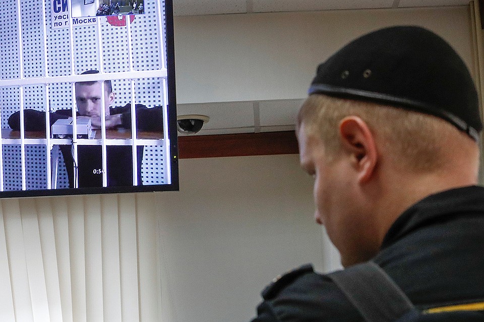 Павел Мамаев в ожидании решения судьи.