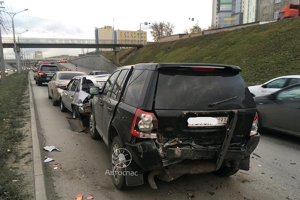 Машины стояли друг за другом в пробке в левом ряду. Фото: "Автоспас" в Новосибирске
