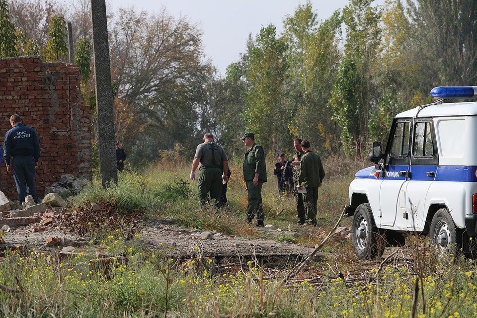 Криминалисты исследуют окрестности дома Росляковых