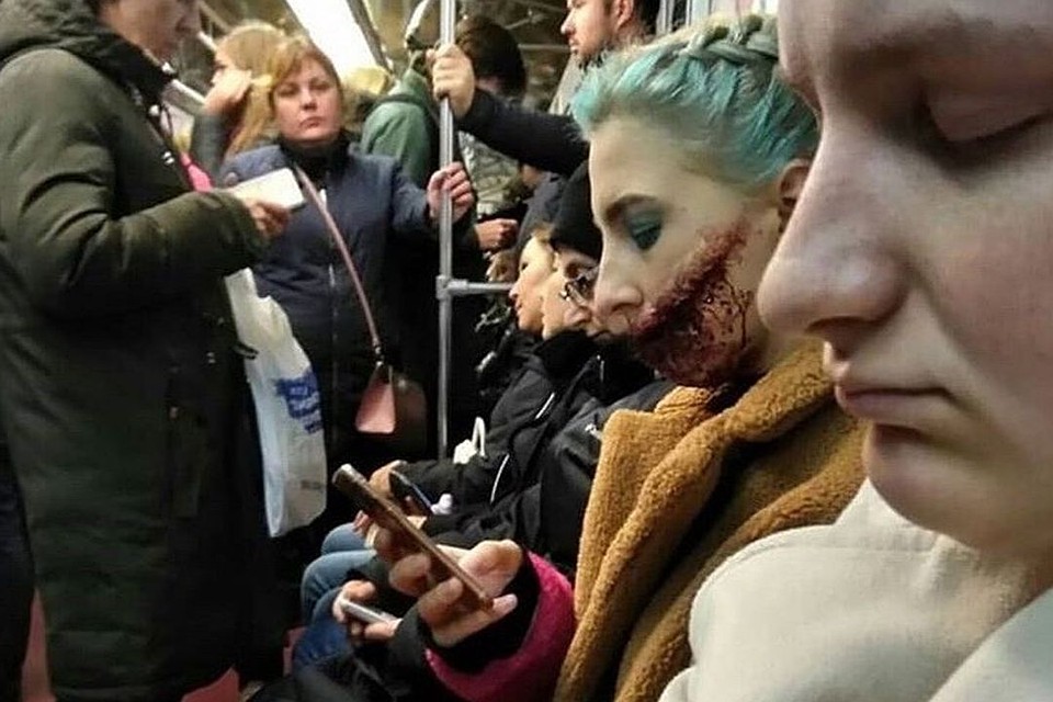 Девушка шокировала пассажиров метро своим нагоняющим страх видом. Фото: https://vk.com/subwaynsk.