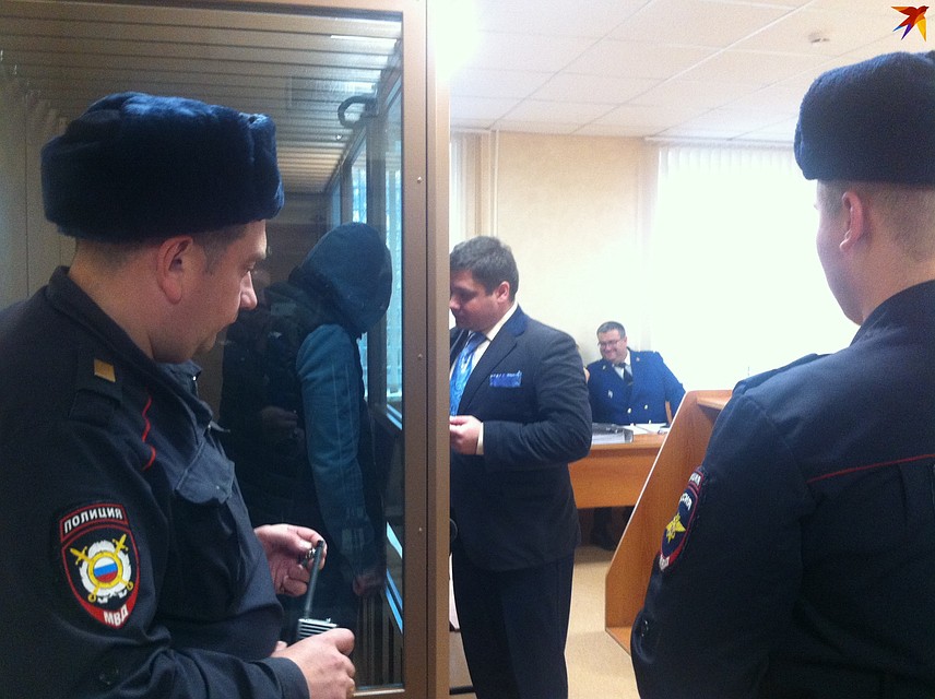Александр Зайкин прятал лицо от журналистов.