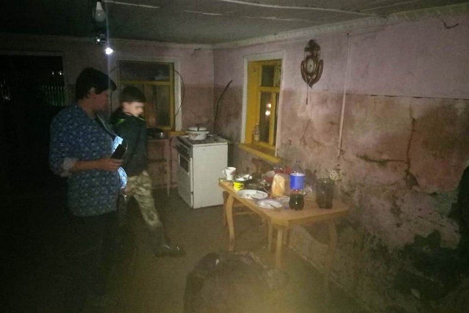 Сейчас Анна Журавская ютится вместе с семьей в двухэтажной постройке.