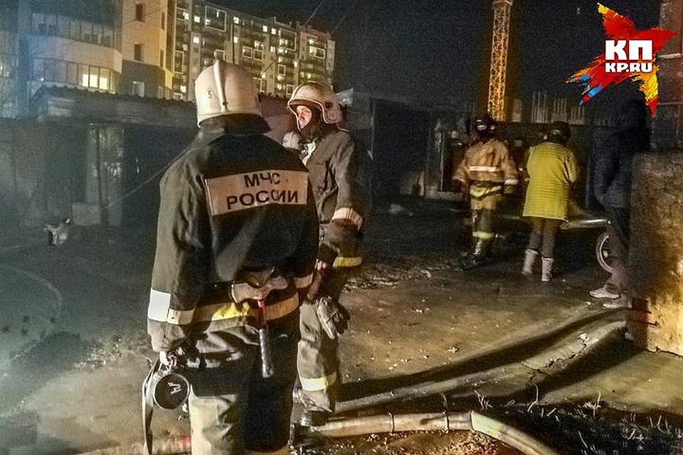 Пожар начался с одного гаража и распространился еще на два.