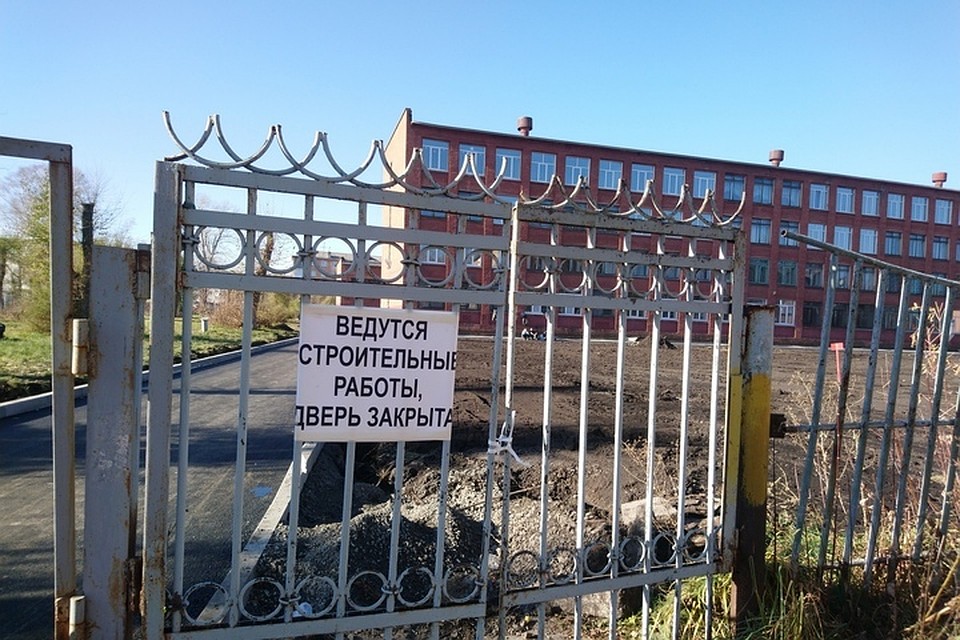 Рабочие благоустраивают территорию школы