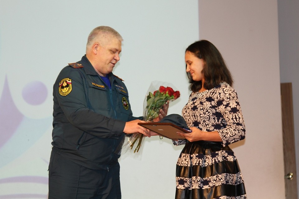 На Камчатке наградили школьницу, спасшую от огня пятерых детей