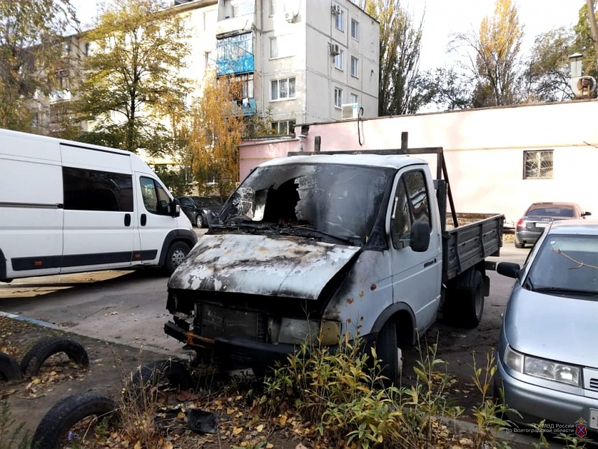 За полчаса волгоградец подпалил сначала "ГАЗель", потом "пятерку".