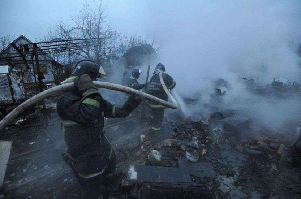 Погибшего нашли при разборе завалов в проходе между залом и верандой.