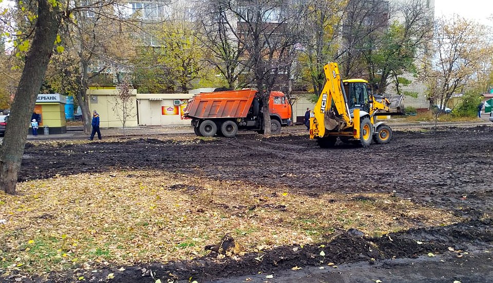 Пока на месте будущего сквера разровняли площадку.