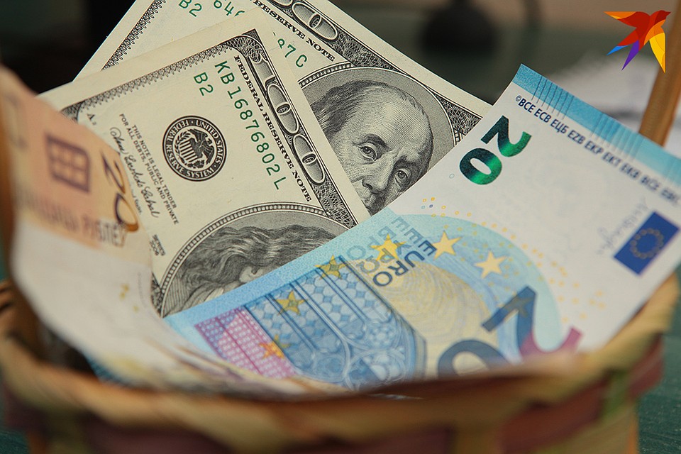 Белорусы стали чаще уезжать на работу за границу, а иностранные гастарбайтеры - реже приезжать.