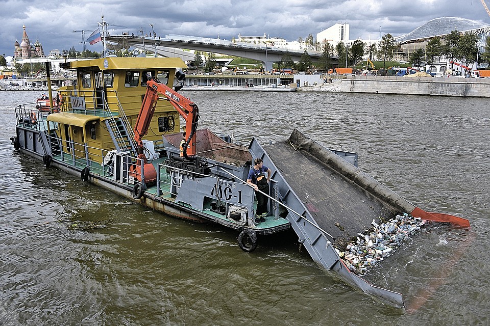 Москва. Очистка реки от мусора в районе Москворецкой набережной.