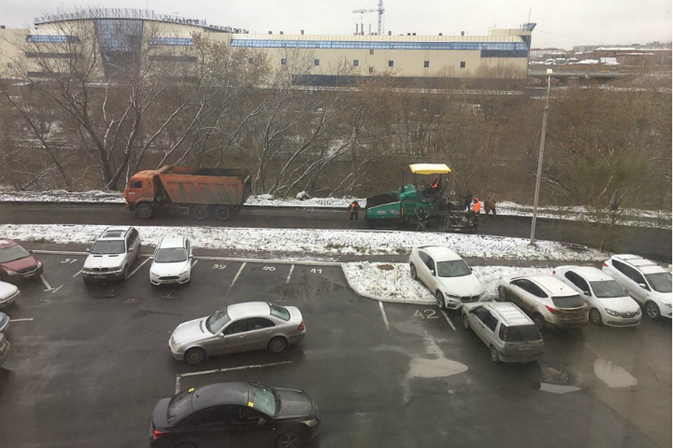 В центре Омска асфальт укладывают в снег