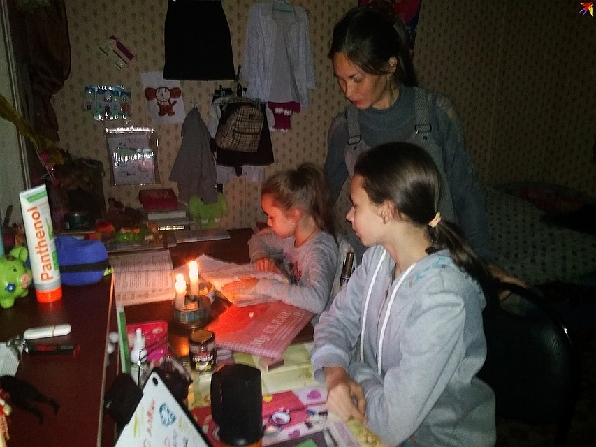 Оксана Нестерова делала уроки с дочерьми при свечах более полугода