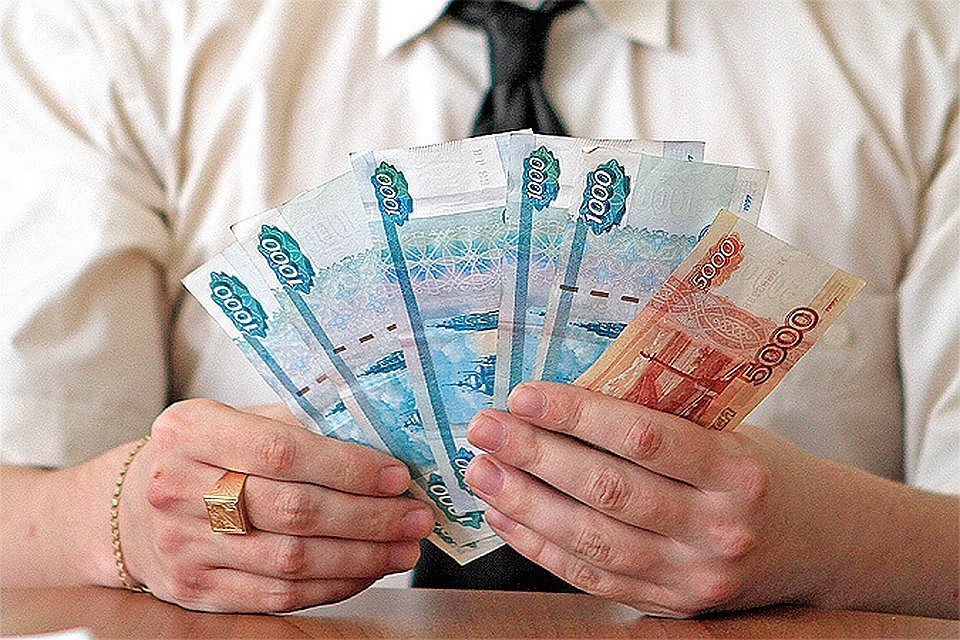Вместе со средней зарплатой растут платежи ЖКХ, цены на продукты и бензин. Фото: Дмитрий АХМАДУЛЛИН.