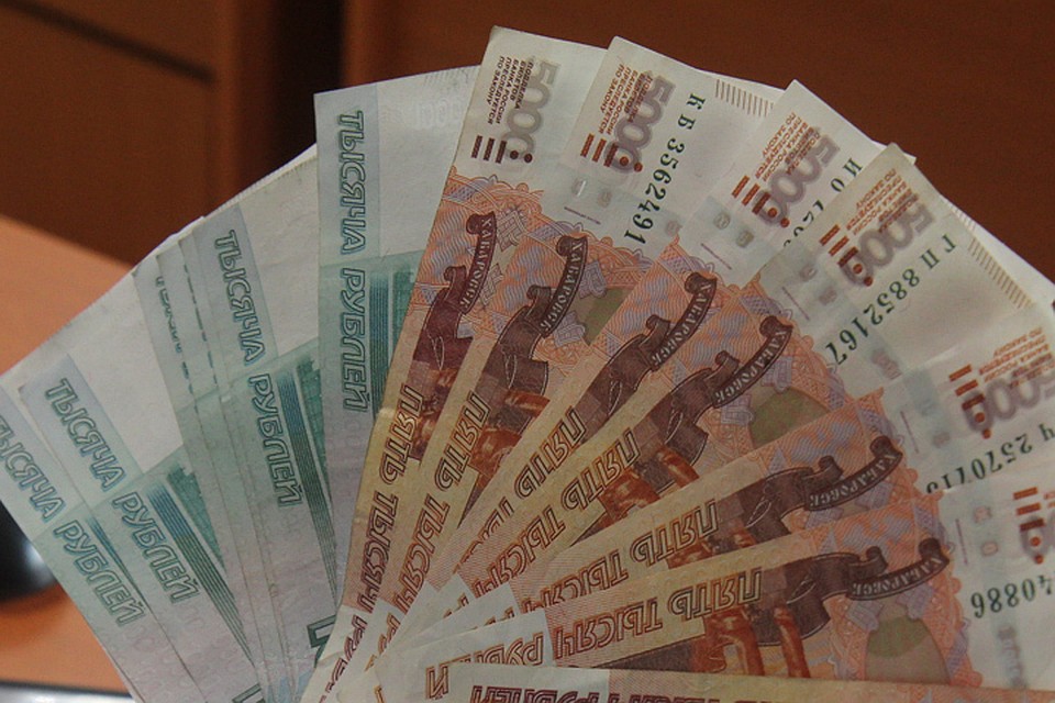 В Петербурге у 20-летнего парня из «Мерседеса» украли 1,7 миллиона рублей.