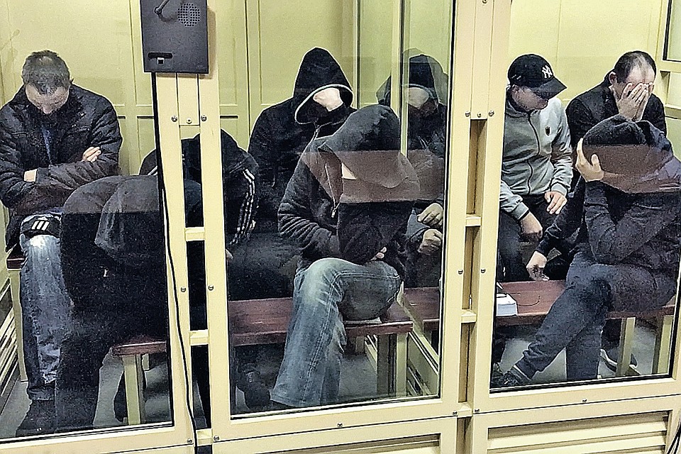 В аквариуме суда 9 человек. Обвиняют их по пяти уголовным статьям. Наказания по ним - от 8 до 20 лет тюрьмы.