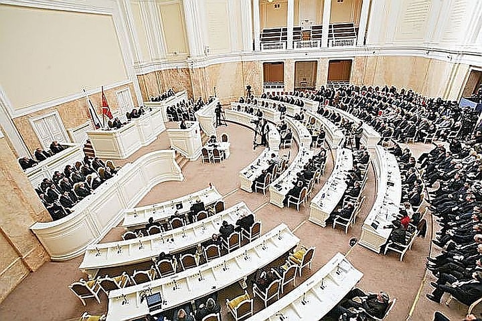 Депутаты приняли бюджет Петербурга с дефицитом в 35 миллиардов рублей.