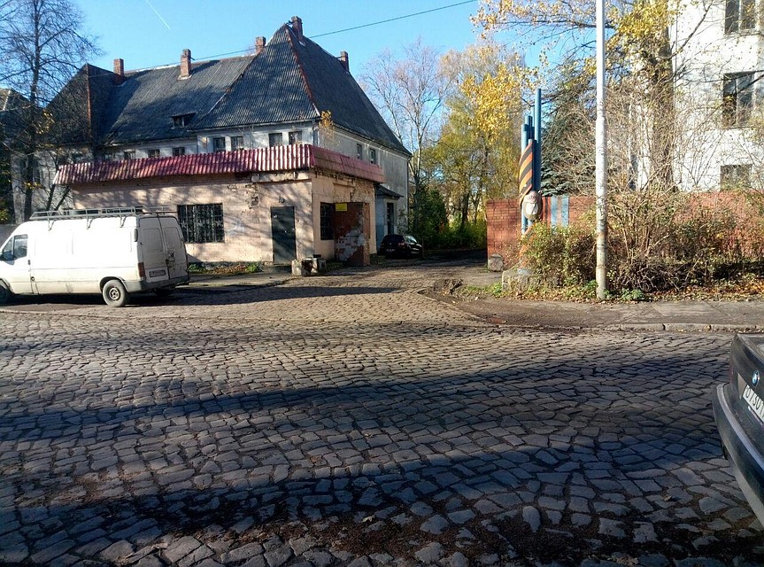 Все произошло возле открытых ворот бывшей воинской части.