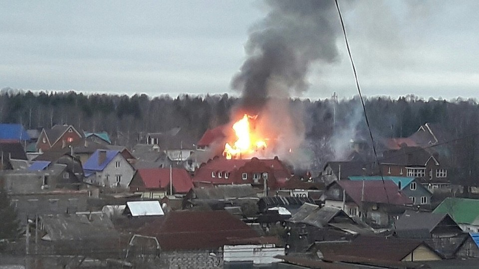Дымом от горящего особняка заволокло микрорайон Гайва. Фото: группа ВК "Подслушано Гайва".