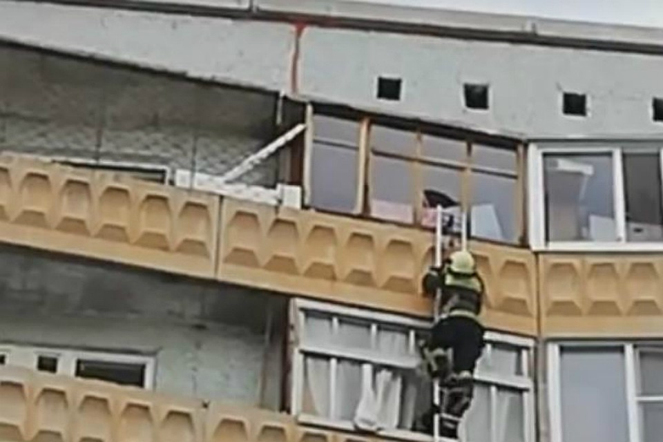 К ребенку пришлось пробираться через разбитое окно на балконе
