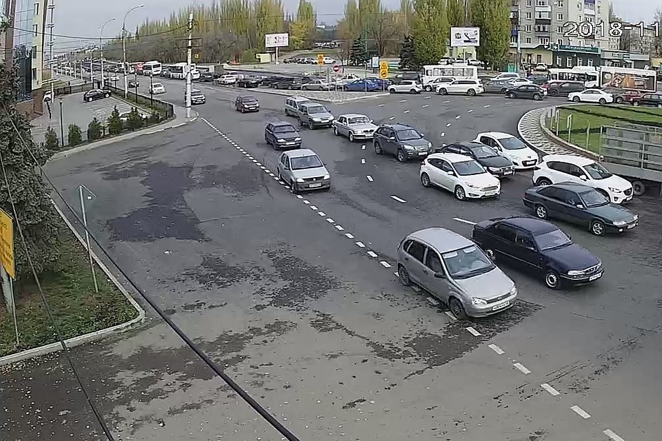Липчане встали в пробке на Петровском мосту