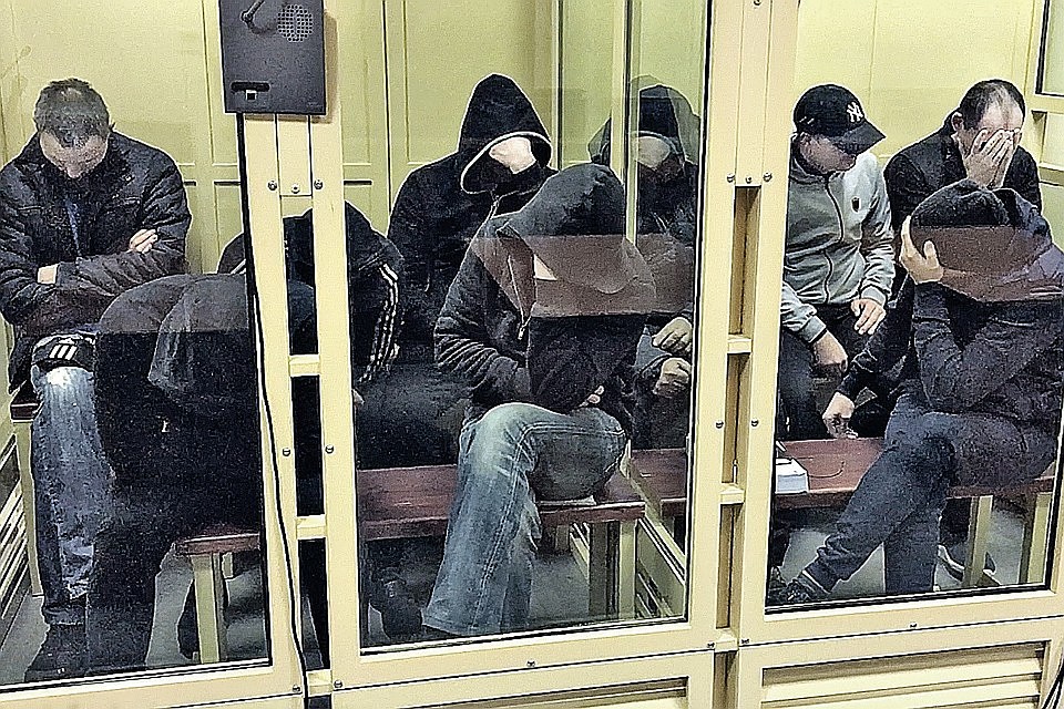 В аквариуме суда 9 человек. Обвиняют их по пяти уголовным статьям. Наказания по ним - от 8 до 20 лет тюрьмы.
