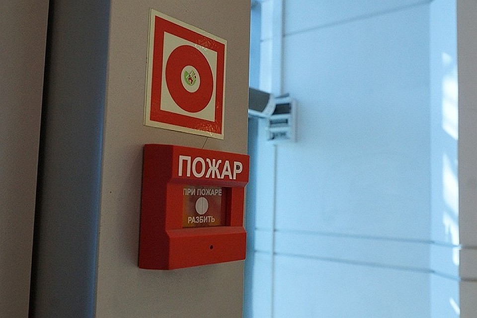В коридорах появились запах гари и едкий дым.